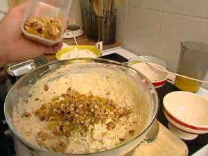 Bananencakedeeg waaraan 1 handsvol nootjes en rozijnen aan wordt toegevoegd