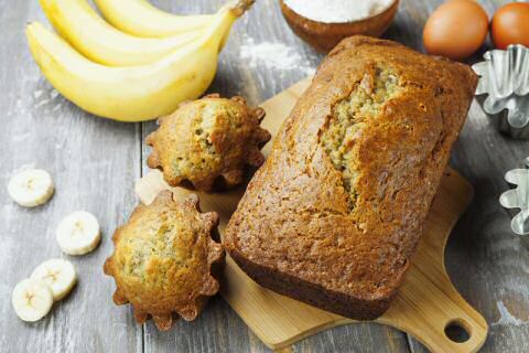 Sos Piet bananencake links en mislukte bananencake rechts