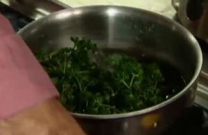 Peterselie gaar koken in water in een sauspannetje