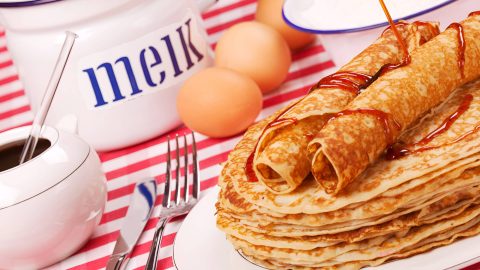 Pannenkoeken van Piet Huysentruyt met stroop, stapel op bord