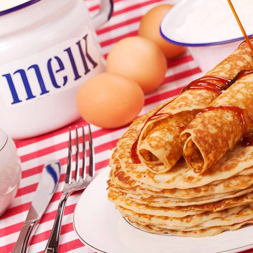 Pannenkoeken van Piet Huysentruyt met stroop, stapel op bord