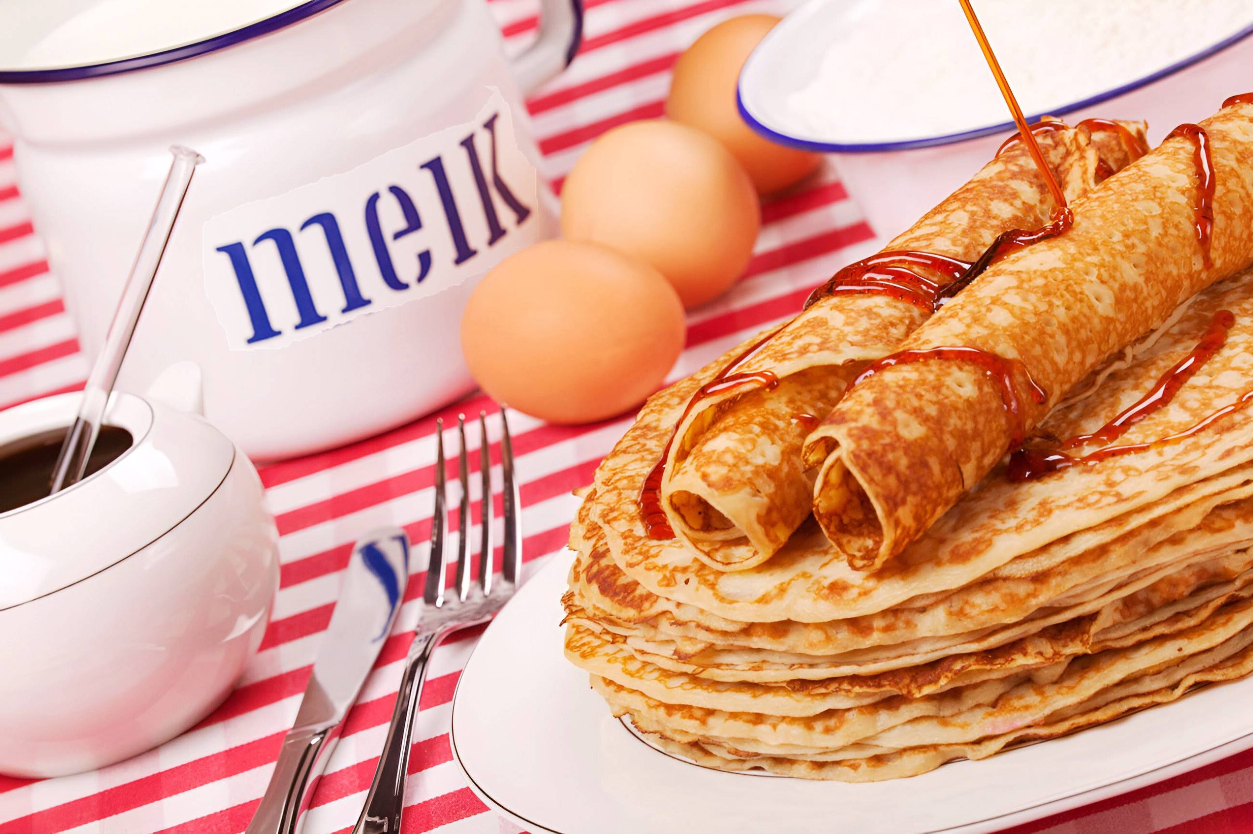 Pannenkoeken van Piet Huysentruyt met stroop, stapel op bord