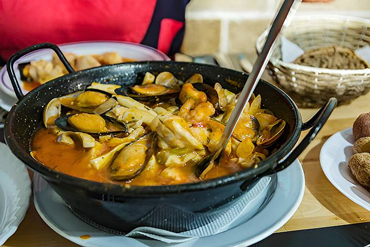 Zarzuela Spaanse vissoep met kabeljauw, garnalen en mosselen volgens Piet Huysentruyt recept
