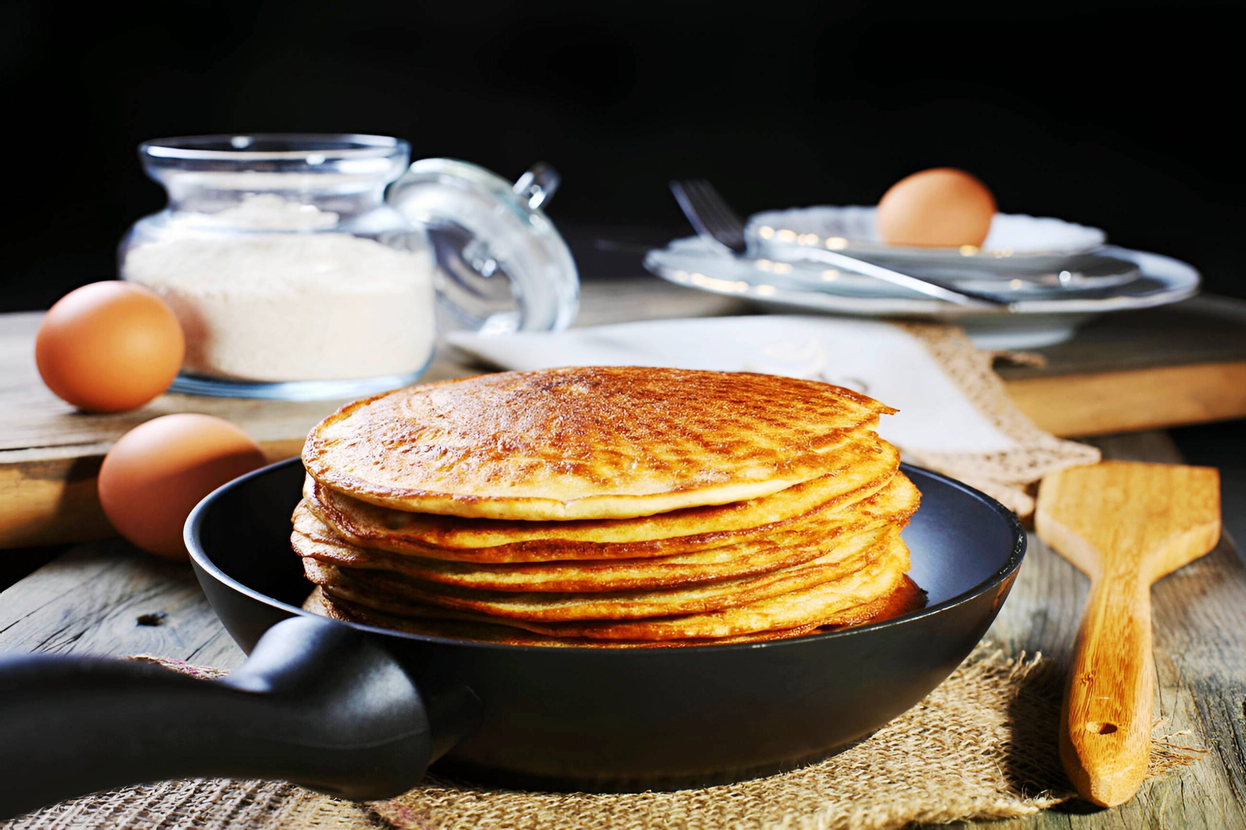 Ouderwetse havermoutpannekoeken met banaan anders dan anders Havermoutpannenkoeken van Piet Huysentruyt met honing en fruit