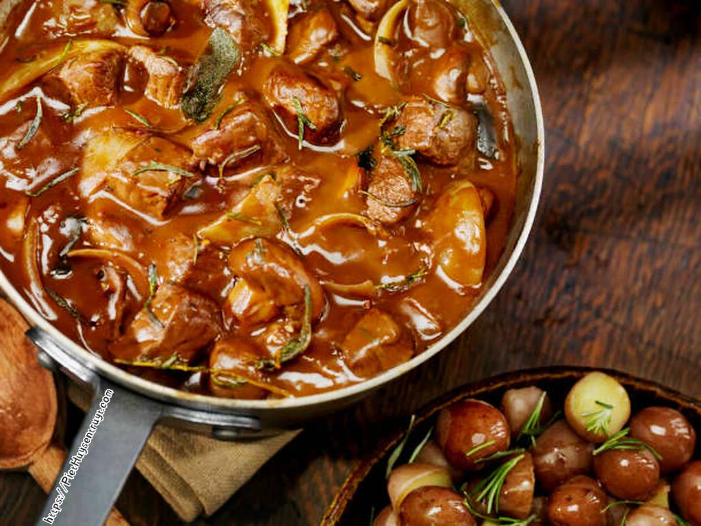 Boeuf Bourguignon met champignons en zilveruitjes